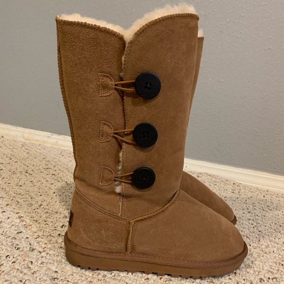 UGG Shoes - UGG BAILEY BUTTON TRIPLET BOOTS!! Size 8 women’s